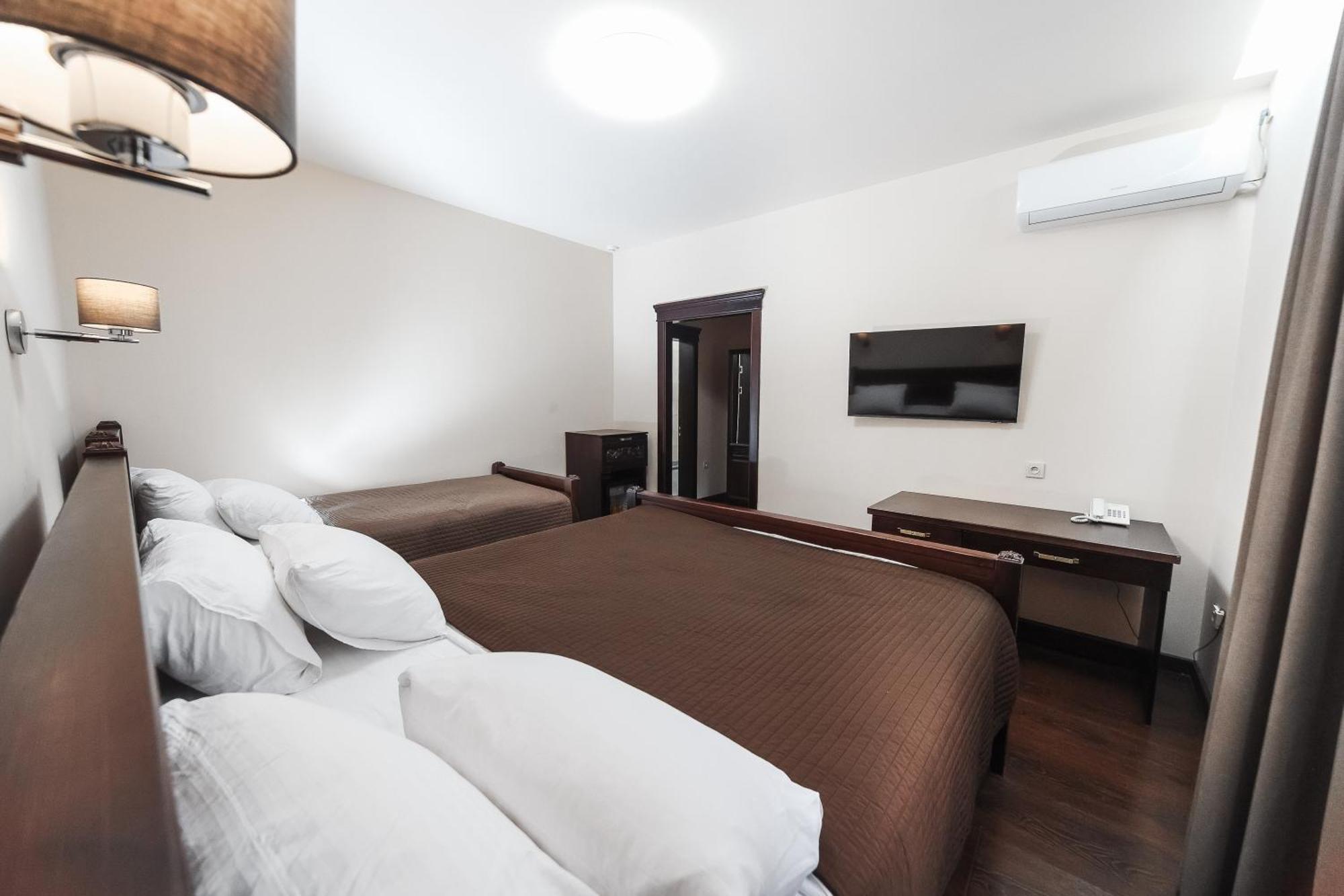 Dvin Hotel パヴロダル エクステリア 写真