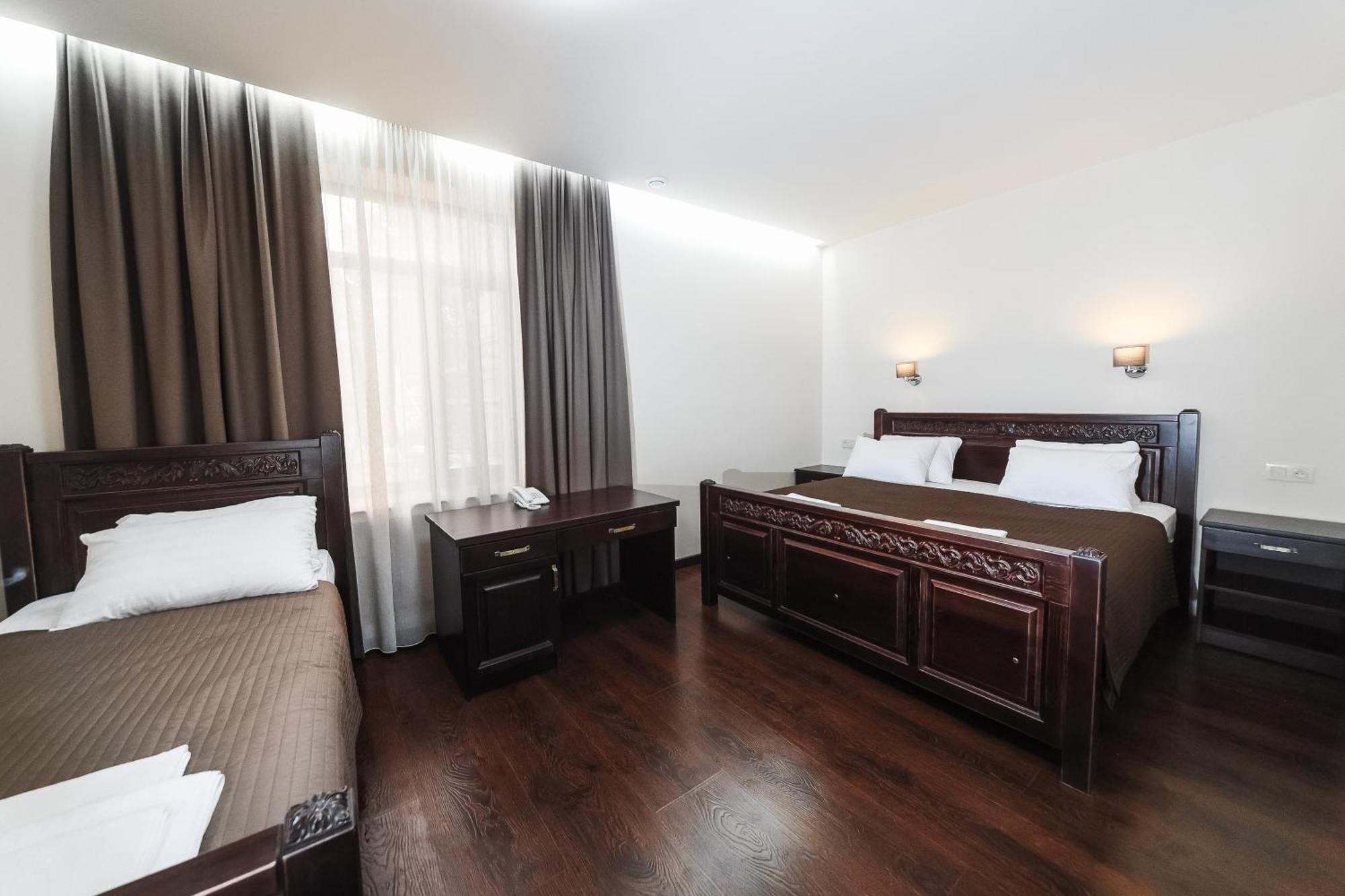 Dvin Hotel パヴロダル エクステリア 写真