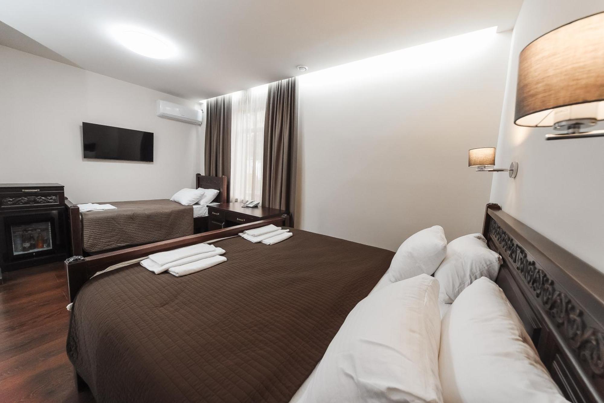 Dvin Hotel パヴロダル エクステリア 写真