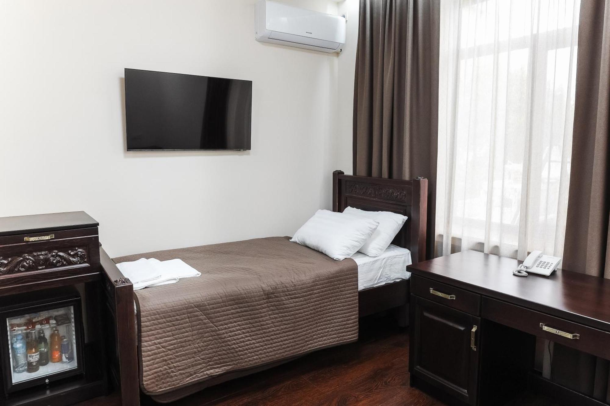 Dvin Hotel パヴロダル エクステリア 写真