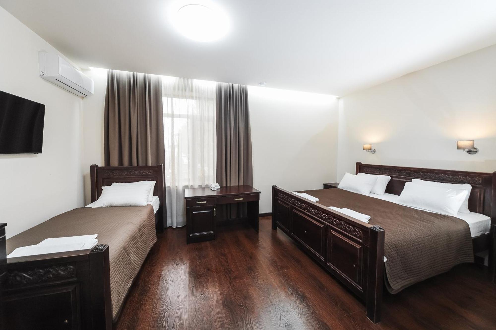 Dvin Hotel パヴロダル エクステリア 写真