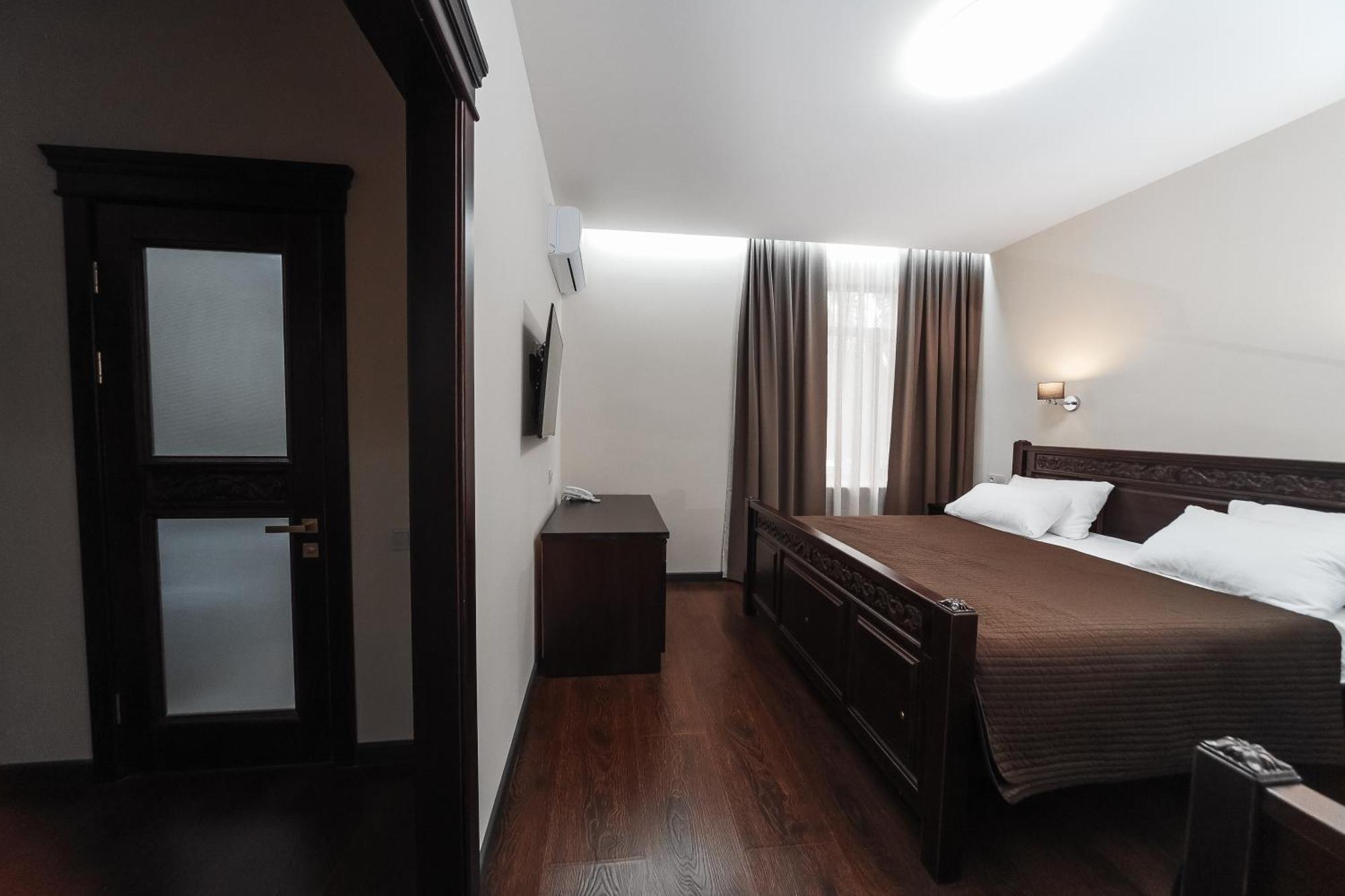 Dvin Hotel パヴロダル エクステリア 写真