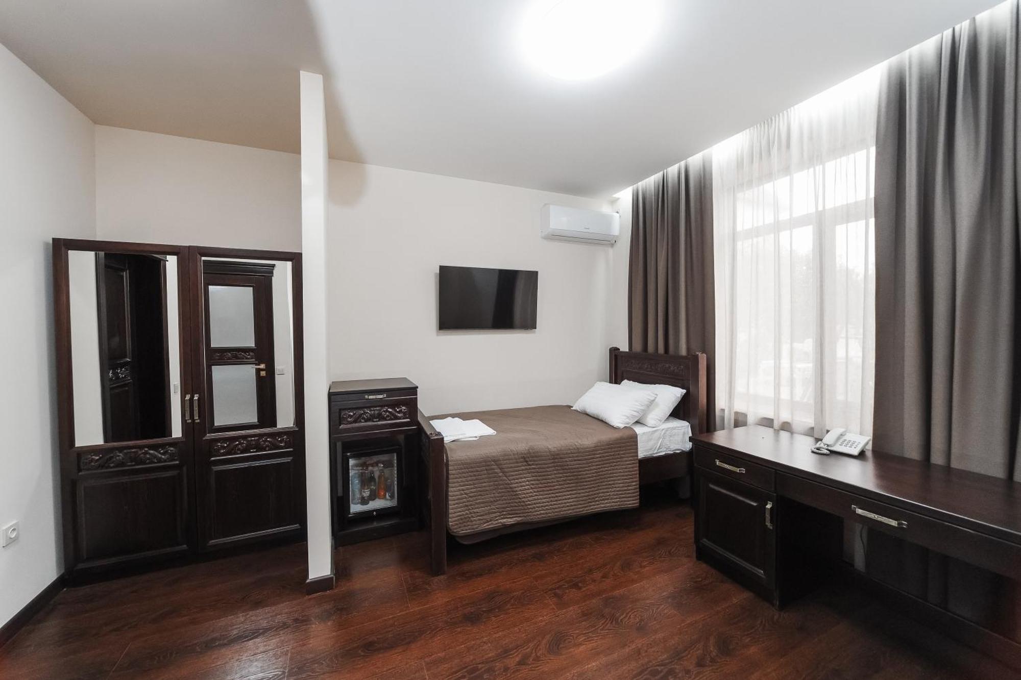 Dvin Hotel パヴロダル エクステリア 写真