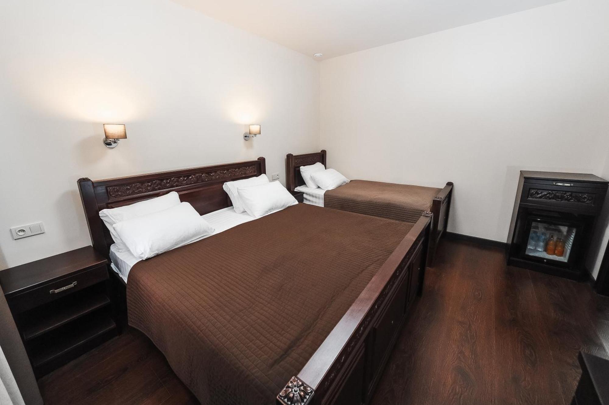 Dvin Hotel パヴロダル エクステリア 写真