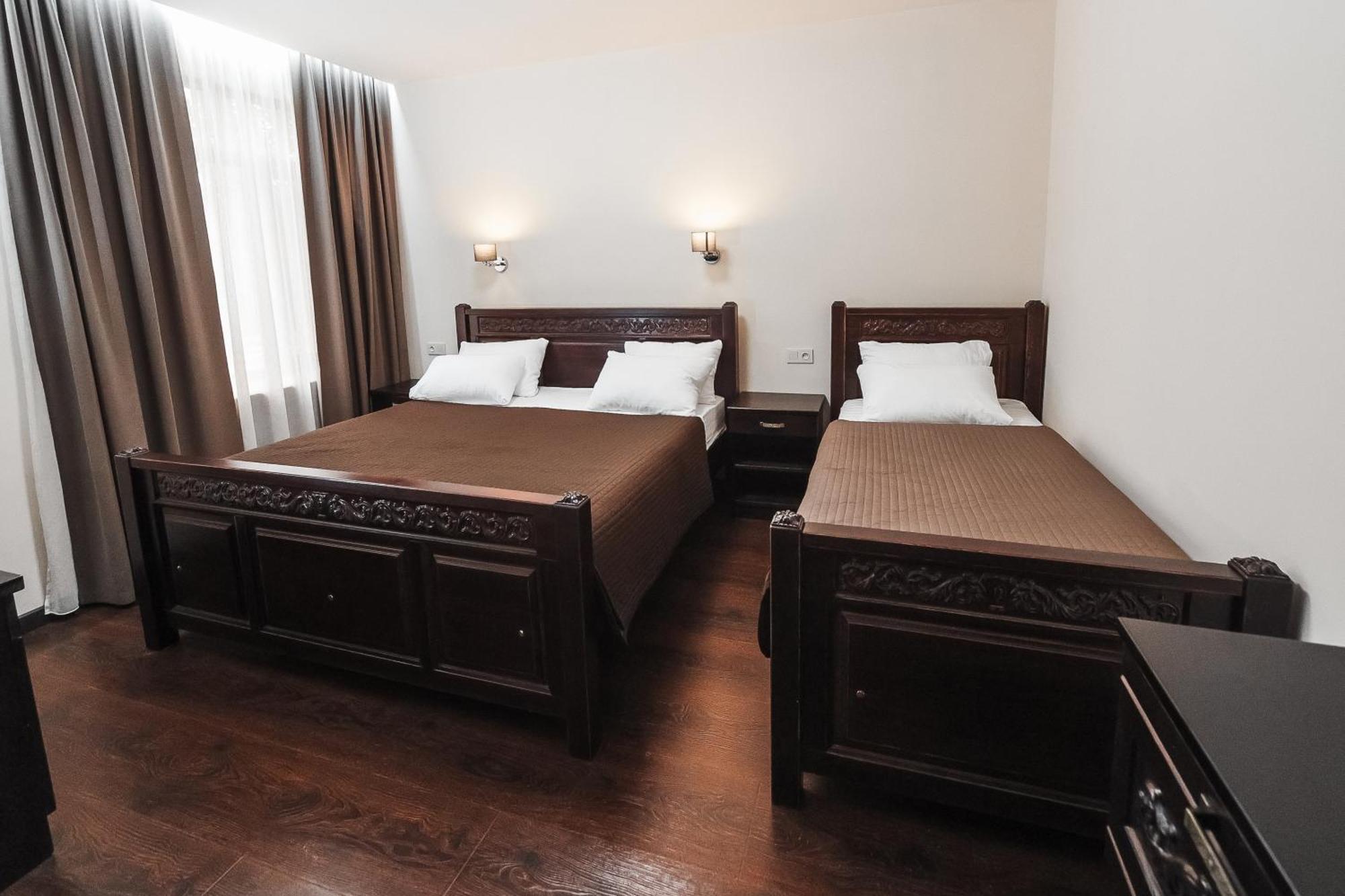 Dvin Hotel パヴロダル エクステリア 写真