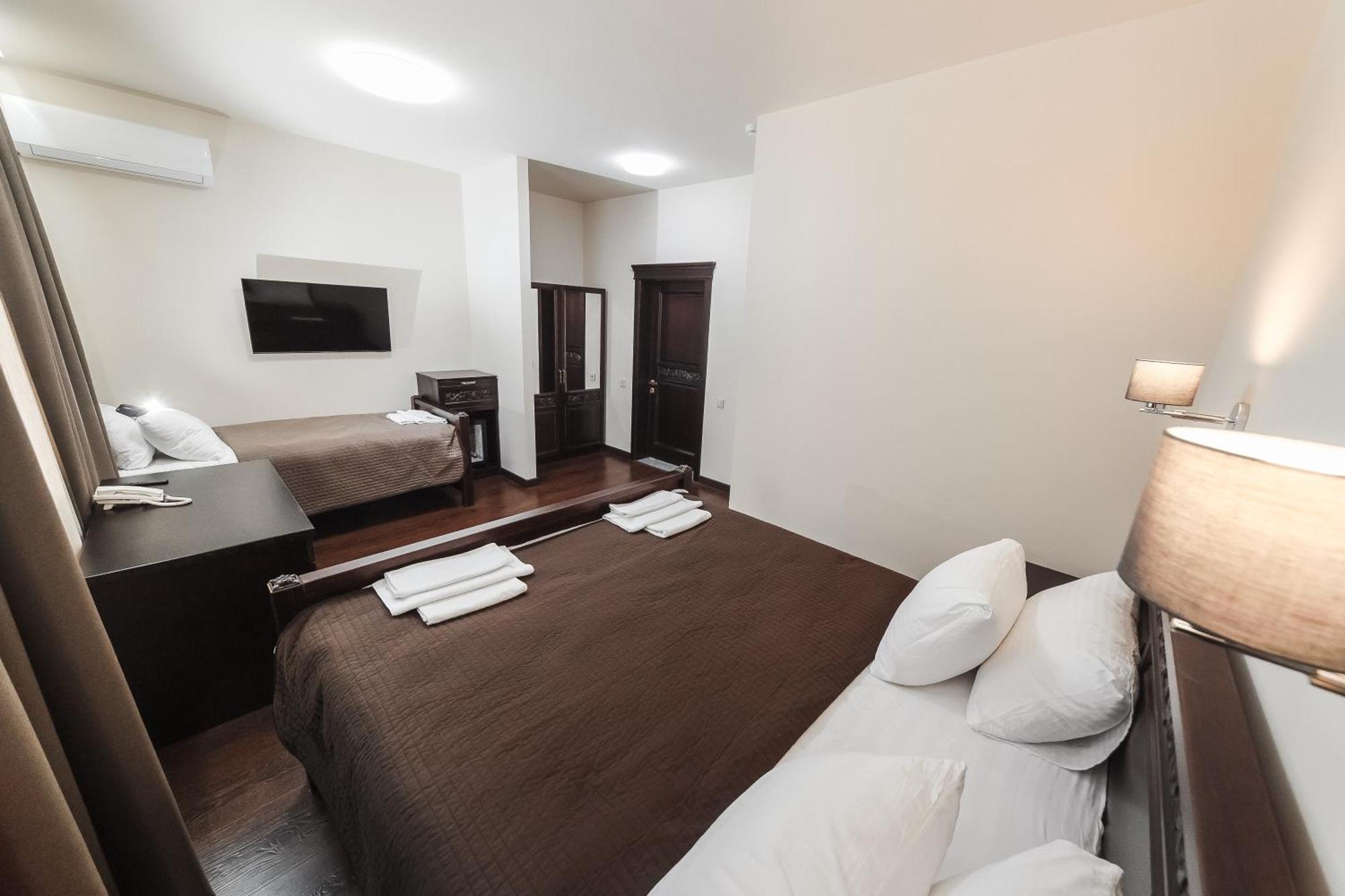 Dvin Hotel パヴロダル エクステリア 写真