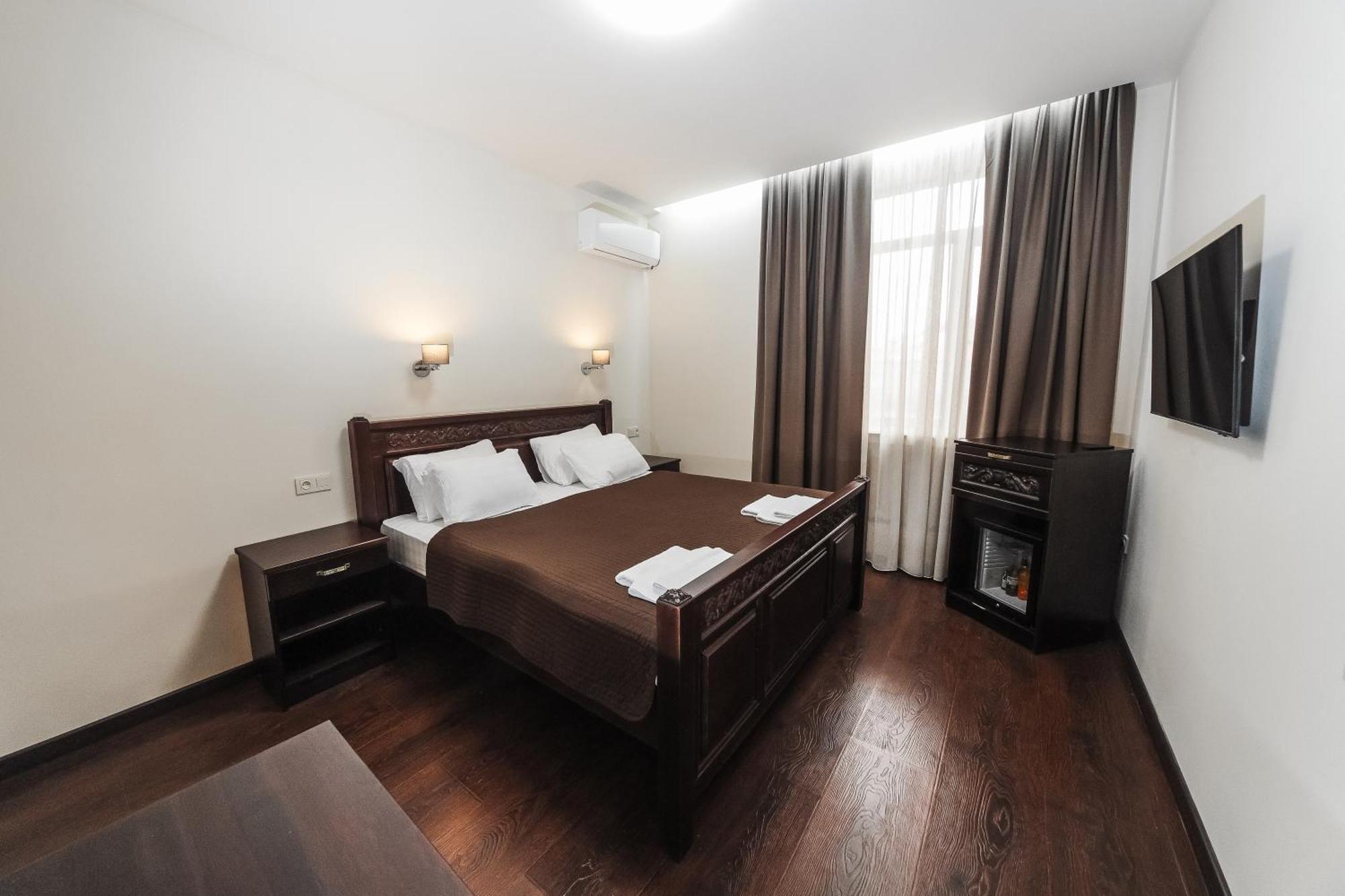Dvin Hotel パヴロダル エクステリア 写真