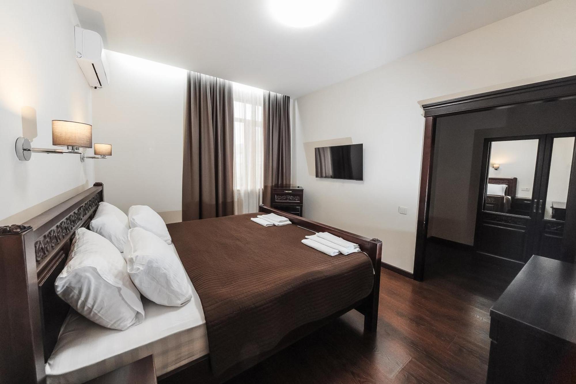 Dvin Hotel パヴロダル エクステリア 写真