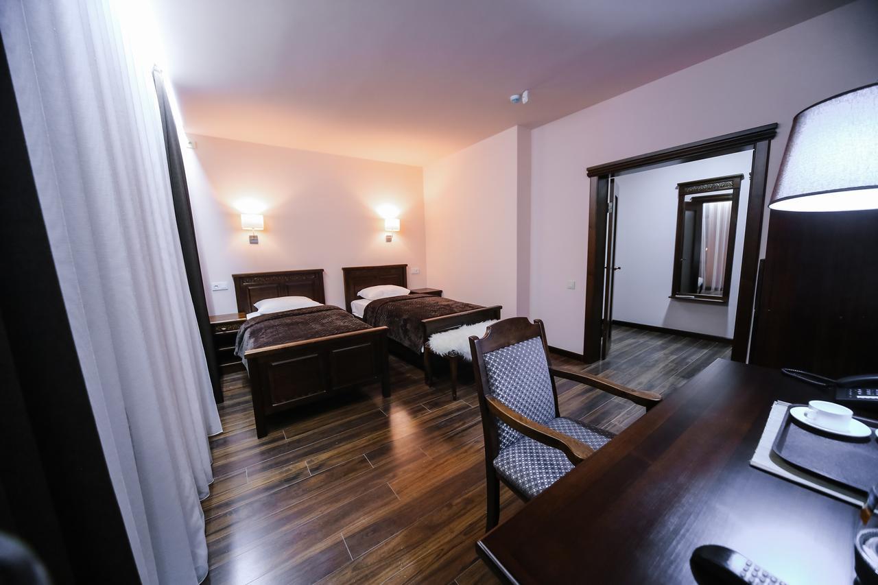Dvin Hotel パヴロダル エクステリア 写真